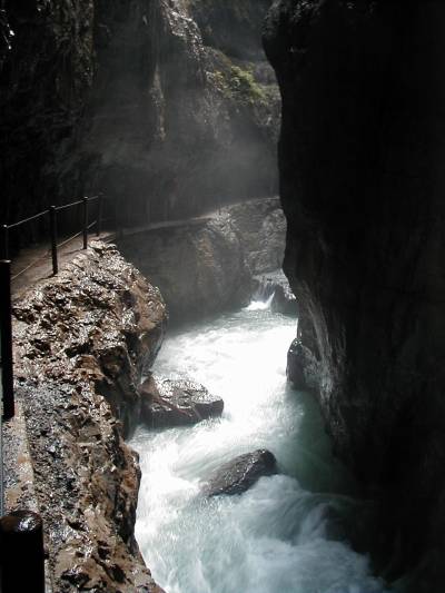 Die Partnach schlängelt sich durch die Schlucht.