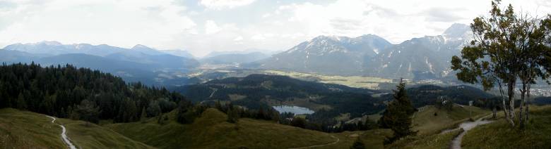 Blick vom Hohen Kranzberg hinaus ins weite Tal